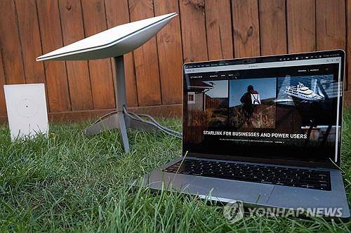 스타링크 스타링크 수신기를 이용해 인터넷에 접속한 모습.
[AFP 연합뉴스 자료사진. 재판매 및 DB 금지]