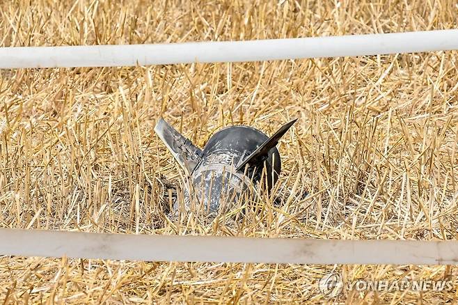 인도·파키스탄 무력 충돌 (암리차르[인도 펀자브주] AFP=연합뉴스) 8일 인도 펀자브주 암리차르 외곽 들판에 미사일 잔해가 떨어진 모습. 인도 정부는 파키스탄이 드론과 미사일을 이용해 공격했지만, 방공 시스템으로 이를 무력화했다고 주장했다. 2025.5.8 photo@yna.co.kr