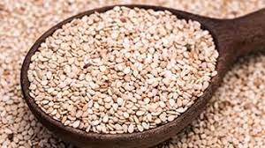 참깨 더미위에 나무스푼