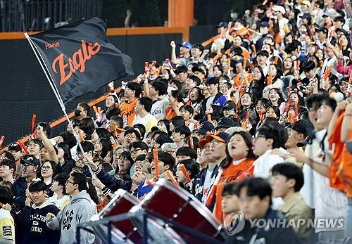 7일 대전 한화생명볼파크에서 열린 프로야구 2025 신한 SOL 뱅크 KBO리그 삼성 라이온즈와 한화 이글스의 경기에서 한화 이글스 팬들이 한화 득점에 환호하고 있다. 연합뉴스 제공