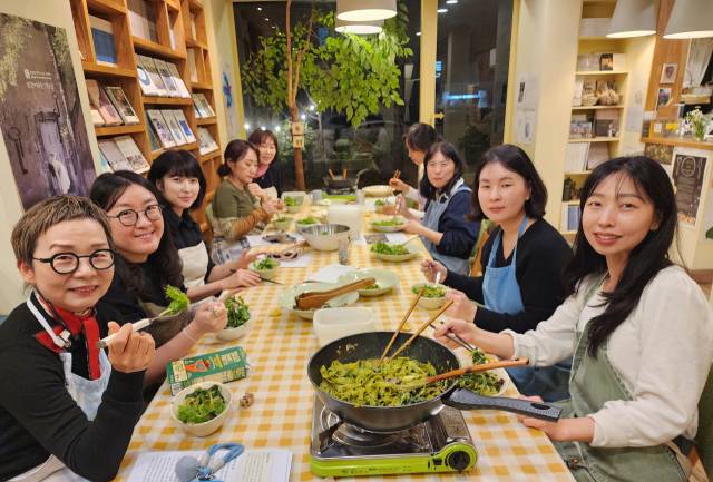 에코토피아에서 운영하는 ‘삶을 위한 레시피5’ 프로그램 참가자들이 영화 ‘퍼펙트 데이즈’를 본 뒤 ‘그린 채식 페스토 파스타’를 함께 만들고 있다.