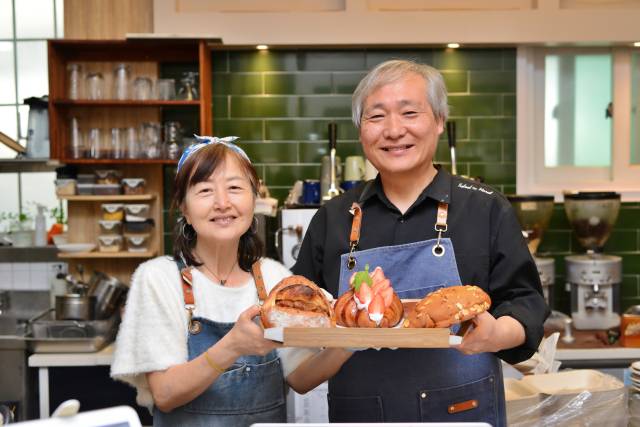 비건들의 성지로 불리는 ‘꽃피는 4월 밀익는 5월’ 최태석 셰프(오른쪽)와 임은주 대표가 채식 빵들을 선보이고 있다. 블로거 ‘울이삐’ 제공