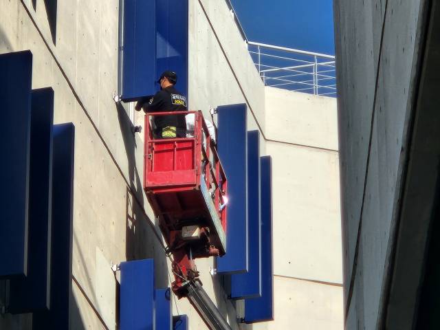 경남경찰청 형사기동대와 국립과학수사원 등이 경남 창원시 마산회원구 창원NC파크에서 합동 감식을 벌이고 있다. 강대한 기자