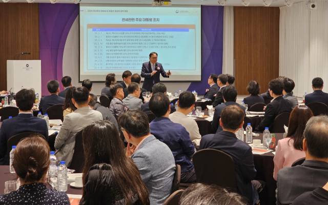 9일 오전 그랜드머큐어 앰배서더 창원에서 정인교 산업통상자원부 통상교섭본부장이 ‘미국의 관세조치와 대응 전략‘ 주제의 강연을 진행하고 있다./조규홍 기자/