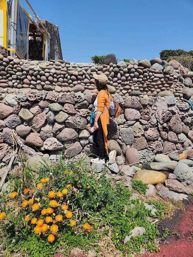 제주올레 10-1코스, 故 서동철 동생이 살았던 가파도 집을 바라보는 서명숙 이사장 / 사진=서명숙