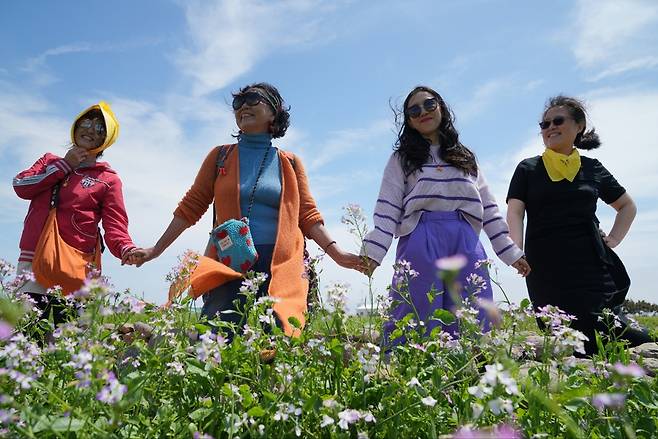 제주올레 10-1코스, 서명숙 이사장과 미국 교포 여성들 / 사진=서명숙