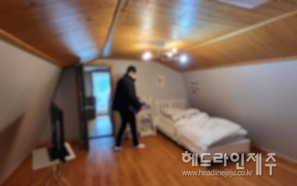 제주에서 도심 외곽 읍.면지역을 중심으로 불법 숙박영업 행위가 끊이지 않는 것으로 나타났다. 사진은 관계당국의 합동 단속 모습.&nbsp;