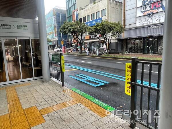 섬식정류장 탑승구. ⓒ헤드라인제주
