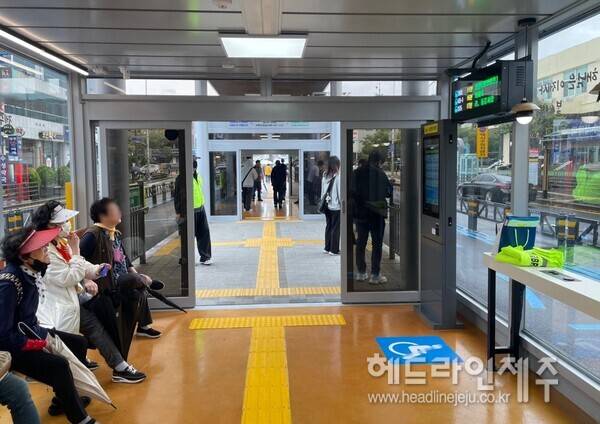 9일 개통한 섬식정류장 대합실 내부. ⓒ헤드라인제주