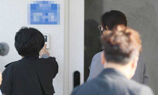 제주시 직원들이 불법 숙박 의심 업소에 대해 점검을 벌이고 있다.