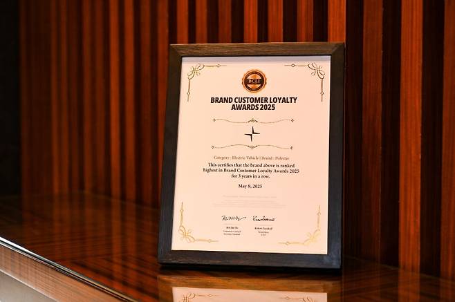 폴스타가 한국 소비자 포럼 주최 2025 브랜드 고객 충성도 대상 전기차 부문 3년 연속 1위에 오르는 쾌거를 달성했다. 사진=폴스타코리아