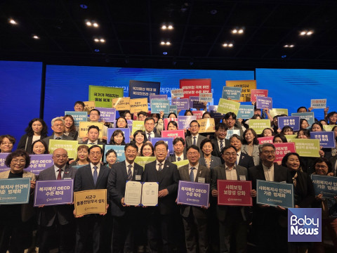 정책협약 후 기념촬영을 진행하는 한국사회복지연대와 이재명 후보. ⓒ한국사회복지연대