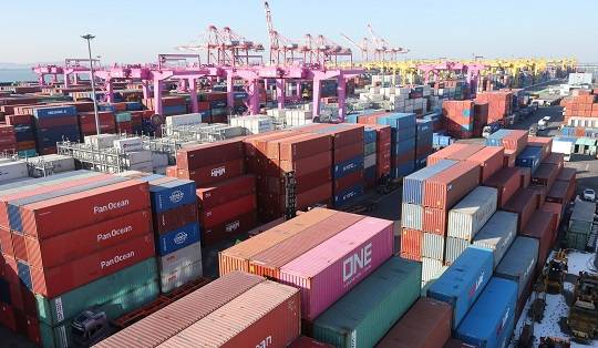 지난 2월 인천 연수구 인천신항 컨테이너 터미널에 수출입 컨테이너가 쌓여 있다. 사진=뉴시스