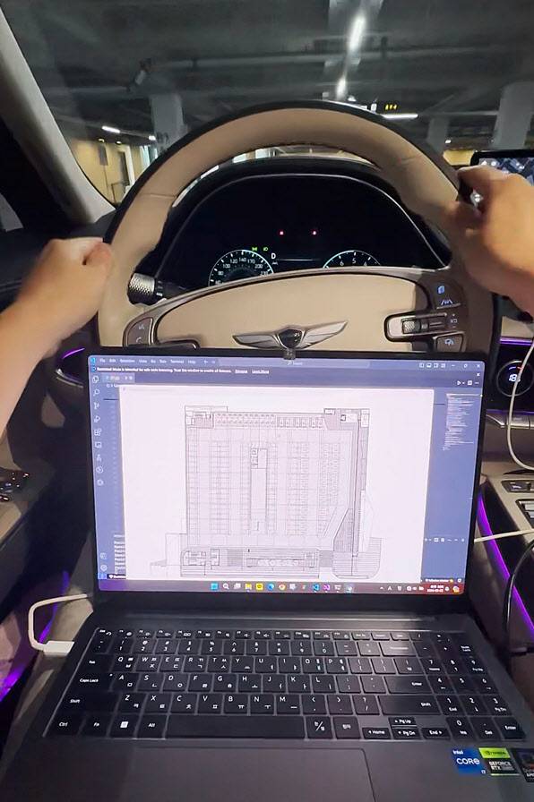 지하주차장에서 위치 확인 장면.(제우스랩스 영상 갈무리)