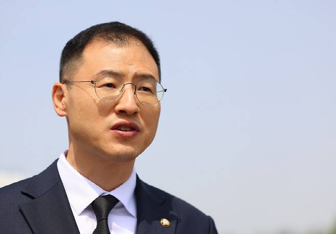 123 비상계엄 및 윤석열 전 대통령 탄핵과 관련해 당내에서 탈당 압박을 받아온 김상욱 의원이 지난 8일 서울 동작구 현충원에서 참배 후 탈당 입장을 밝히고 있다. (사진=연합뉴스)