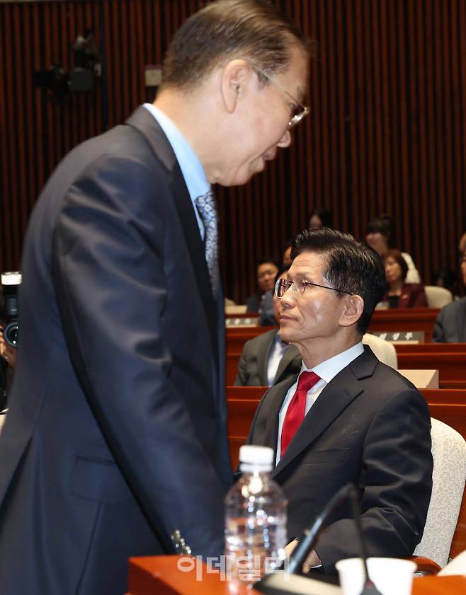 [이데일리 노진환 기자] 권영세 국민의힘 비대위원장이 9일 서울 여의도 국회에서 열린 의원총회에서 모두발언 후 김문수 대선 후보를 지나치며 퇴장하고 있다.