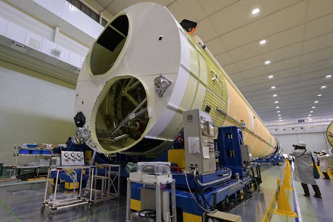 2024년 3월 21일 나고야시 인근 아이치현 도비시마에 있는 미쓰비시중공업 나고야 항공우주 시스템 공장에서 미쓰비시중공업과 일본 우주항공연구개발기구(JAXA)의 미디어 투어 중 기자들이 2번 조립 공장 바닥에 있는 로켓 코어의 이미지를 촬영하고 있다. (사진=AFP)