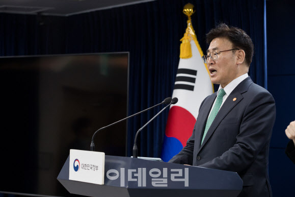 유상임 과학기술정보통신부 장관이 9일 서울 종로구 정부서울청사 본관 브리핑룸에서 ‘2025년도 과기정통부 핵심과제 4월 실적 및 5월 계획’을 브리핑 하고 있다.(사진=과학기술정보통신부)