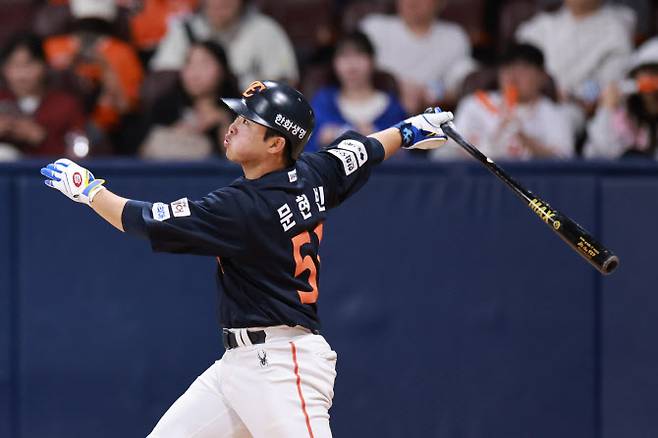 9일 고척스카이돔에서 열린 프로야구 2025 신한 SOL 뱅크 KBO리그 한화이글스와 키움히어로즈의 경기. 9회초 2사 한화 문현빈이 솔로 홈런을 치고 있다. 사진=연합뉴스