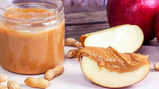 땅콩버터는 섬유소와 지방을 함께 섭취할 수 있어 단 음식이 당길 때 좋다 | 출처: 게티이미지뱅크