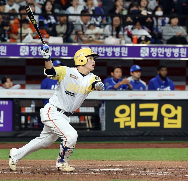 7일 삼성과 경기에서 3회말 1점 홈런을 때려내고 있는 한화 문현빈