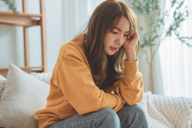 부정적인 감정을 조절하는 법을 배우면 만성 통증을 크게 줄이고 삶의 질을 향상시킬 수 있는 것으로 나타났다. [사진= 게티이미지뱅크]