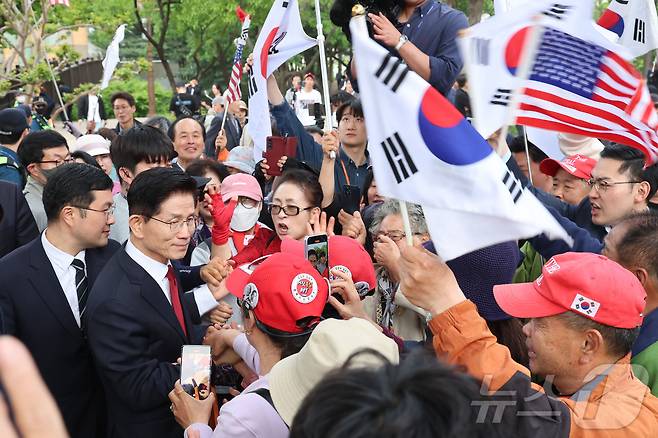 김문수 국민의힘 대통령 후보가 8일 서울 여의도 국회 내 카페에서 단일화 관련 회동을 마친 뒤 이동하고 있다. (공동취재) 2025.5.8/뉴스1 ⓒ News1 김민지 기자