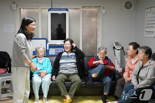 성북구 스마트매니저가 관내 경로당 어르신들에게 해킹 피해를 예방할 수 있는 방법을 안내하고 있다. (9일 성북구 제공)