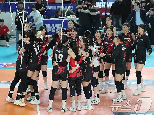 6일 오후 대전 중구 충무체육관에서 열린 프로배구 '2024-2025 도드람 V리그' 여자부 챔피언결정전 4차전, 정관장과 흥국생명의 경기에서 5세트 접전 끝에 승리하며 승부를 원점으로 만든 정관장 선수들이 기뻐하고 있다. 2025.4.6/뉴스1 ⓒ News1 박정호 기자