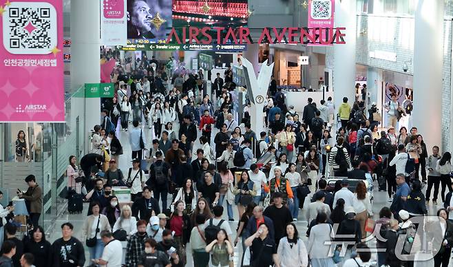 황금연휴를 앞둔 2일 오전 인천국제공항 제1여객터미널 면세구역이 여행객들로 붐비고 있다. 2025.5.2/뉴스1 ⓒ News1 김성진 기자