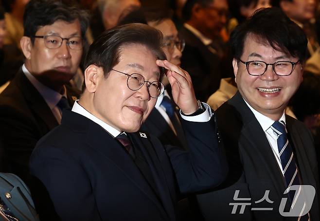 이재명 더불어민주당 대통령 후보가 8일 오후 서울 영등포구 중소기업중앙회에서 열린 선거대책위원회 직능본부 민생정책 협약식에서 자리하고 있다. 오른쪽은 이한주 민주연구원장. 2025.5.8/뉴스1 ⓒ News1 김민지 기자