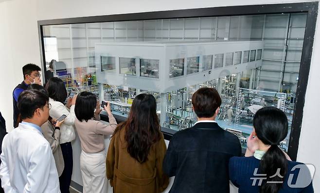 우리와주식회사 생산 시설 '우리와 펫푸드 키친' 투어(우리와 제공)
