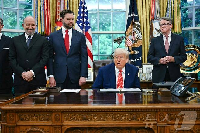 도널드 트럼프 미국 대통령이 8일(현지시간) 백악관 집무실에서 영국과 맺은 무역 합의를 발표하고 있다. (자료사진) ⓒ AFP=뉴스1