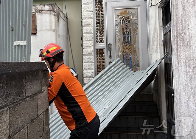9일 제주도에 호우특보와 강풍특보가 발효 중인 가운데 오전 7시8분 쯤 제주시 이도일동에 공사자재가 무너지면서 주택 출입문을 막아 소방당국이 안전조치를 취하고 있다.(제주도소방안전본부 제공. 재판매 및 DB 금지) 2025.5.9/뉴스1 ⓒ News1 홍수영 기자