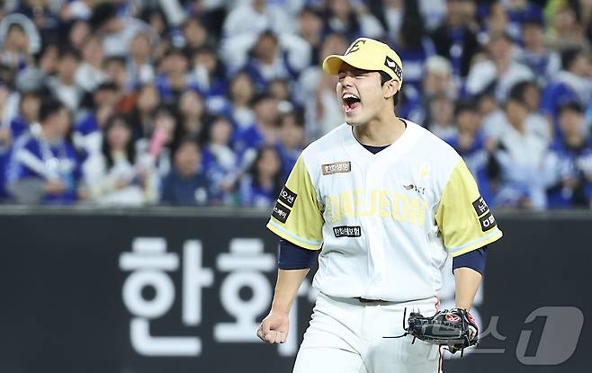 7일 대전 한화생명볼파크에서 열린 '2025 신한 SOL 뱅크 KBO리그' 프로야구 한화 이글스와 삼성라이온즈 경기에서 한화 문동주가 6회초 무사 1,2루에서 무실점 호투하며 환호하고 있다. 2025.5.7/뉴스1 ⓒ News1 김기남 기자