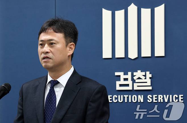 김용식 서울중앙지검 공정거래조사부장이 9일 오전 서초구 서울고등검찰청에서 미국 법무부와의 MOU를 기반으로 공조한 주한미군 관련 입찰담합 사건 수사결과를 발표하고 있다. 2025.5.9/뉴스1 ⓒ News1 박세연 기자