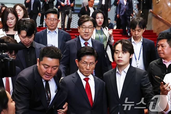 김문수 국민의힘 대통령 후보가 9일 오전 서울 여의도 국회에서 열린 의원총회에서 굳은 표정으로 나오자 권성동 원내대표가 김 후보를 따라 나서고 있다. 2025.5.9/뉴스1 ⓒ News1 김민지 기자