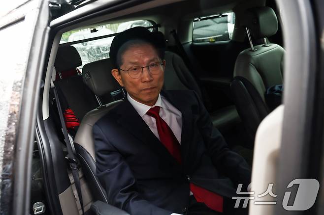 김문수 국민의힘 대통령 후보가 9일 오전 서울 여의도 국회에서 열린 의원총회를 마치고 차량에 올라 굳은 표정을 하고 있다. 2025.5.9/뉴스1 ⓒ News1 김민지 기자