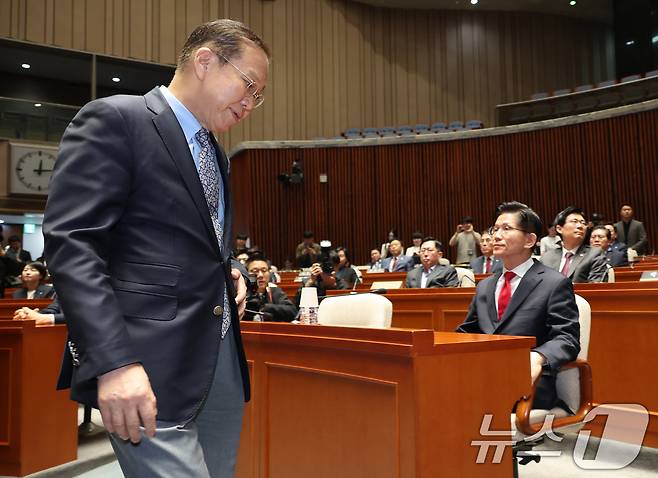 김문수 국민의힘 대통령 후보가 9일 서울 여의도 국회에서 열린 의원총회에서 지도부를 향해 "무소속을 당 후보 만들려 불법부당 수단 동원, 중단하라＂며 입장을 밝히자 권영세 비대위원장이 ＂대단히 실망스럽다＂고 발언한 뒤 의총장을 떠나고 있다. 2025.5.9/뉴스1 ⓒ News1 안은나 기자