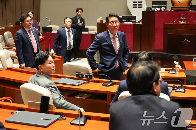 김문수 국민의힘 대통령 후보가 9일 서울 여의도 국회에서 열린 의원총회에서 "무소속을 당 후보 만들려 불법부당 수단 동원, 중단하라＂며 입장을 밝힌 뒤 의총장을 떠나자 의원들이 황당한 표정을 짓고 있다. 2025.5.9/뉴스1 ⓒ News1 안은나 기자