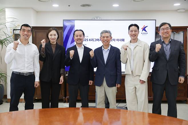 K리그어시스트 이사진의 조원희, 최경희, 정태석, 곽영진, 김호남, 양중진(왼쪽부터) (한국프로축구연맹 제공)