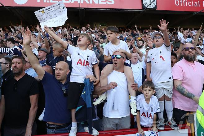 토트넘을 응원하는 팬들ⓒ AFP=뉴스1