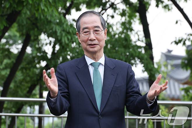 한덕수 무소속 대선 예비후보가 8일 오후 서울 여의도 국회 강변서재에서 김문수 국민의힘 대통령 후보와 후보 단일화 관련 1:1 공개 회동을 마친 후 백브리핑하고 있다. 2025.5.8/뉴스1 ⓒ News1 안은나 기자