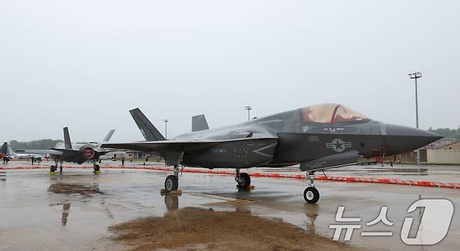 9일 경기 평택시 주한미군 오산공군기지에서 열린 '오산 에어파워데이 2025 미디어데이'에서 미 해병대 F-35B가 공개되고 있다. 2025.5.9/뉴스1 ⓒ News1 김영운 기자
