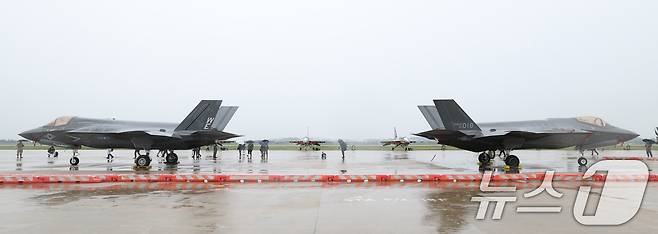 9일 경기 평택시 주한미군 오산공군기지에서 열린 '오산 에어파워데이 2025 미디어데이'에서 미 해병대 F-35B와 대한민국 공군 F-35A가 공개되고 있다. 2025.5.9/뉴스1 ⓒ News1 김영운 기자