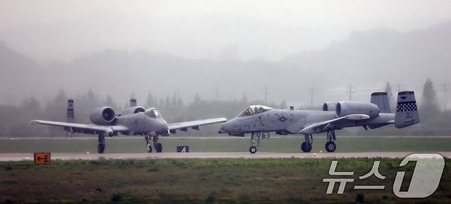 9일 경기 평택시 주한미군 오산공군기지에서 열린 '오산 에어파워데이 2025 미디어데이'에서 미 공군 A-10 공격기가 시범 비행을 마치고 착륙하고 있다. 2025.5.9/뉴스1 ⓒ News1 김영운 기자