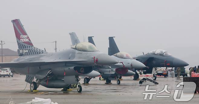 9일 경기 평택시 주한미군 오산공군기지에서 열린 '오산 에어파워데이 2025 미디어데이'에서 미 공군 F-16과 대한민국 공군 F-16, F-15K가 공개되고 있다. 2025.5.9/뉴스1 ⓒ News1 김영운 기자