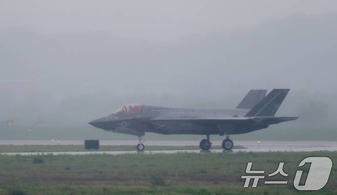 9일 경기 평택시 주한미군 오산공군기지에서 열린 '오산 에어파워데이 2025 미디어데이'에서 미 해병대 F-35B가 시범 비행을 마치고 착륙하고 있다. 2025.5.9/뉴스1 ⓒ News1 김영운 기자