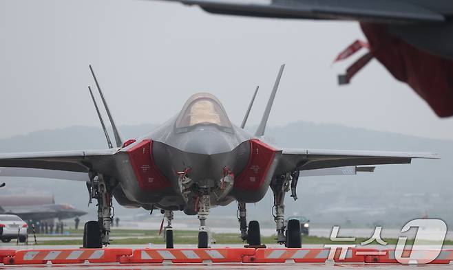 9일 경기 평택시 주한미군 오산공군기지에서 열린 '오산 에어파워데이 2025 미디어데이'에서 대한민국 공군 F-35A가 공개되고 있다. 2025.5.9/뉴스1 ⓒ News1 김영운 기자