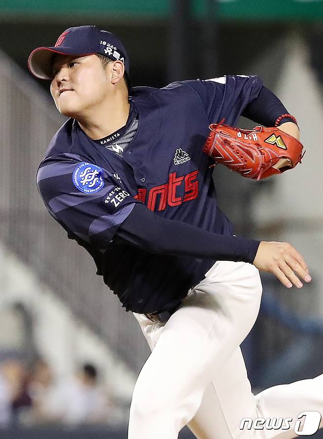 26일 오후 서울 송파구 잠실야구장에서 열린 프로야구 '2023 신한은행 SOL KBO리그' 롯데 자이언츠와 두산 베어스의 경기 9회말 롯데 마무리 한현희가 역투하고 있다. 2023.7.26/뉴스1 ⓒ News1 민경석 기자